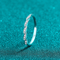 Cincin Perak 925 Berlapis Platinum Model Pilin dengan Moissanite Setting Prong, Dapat Ditumpuk, untuk Wanita, Perhiasan Cincin Tunangan dan Pernikahan