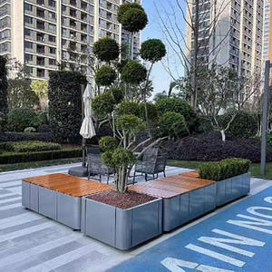 ม้านั่งไม้จริงและโลหะแบบทันสมัย แข็งแรง ทนทาน พร้อมกระถางต้นไม้ 3 ที่นั่ง สำหรับใช้ในสวนสาธารณะ โรงเรียน และโรงแรม สำหรับใช้งานเชิงพาณิชย์กลางแจ้ง - Product Image 2