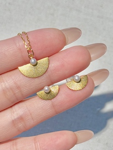 ชุดเครื่องประดับ UM Jewelry เงินแท้ 925 ประดับมุกธรรมชาติ ดีไซน์ Sunset Golden Sands ประกอบด้วยต่างหูและจี้ เหมาะสำหรับทุกเพศทุกวัย ใช้เป็นของขวัญในชีวิตประจำวัน - Product Image 1