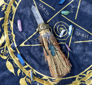 Escoba <span class=keywords><strong>de</strong></span> bruja hecha a mano <span class=keywords><strong>de</strong></span> gran tamaño al por mayor para escoba ritual Wiccan pluma varita <span class=keywords><strong>de</strong></span> cristal escoba <span class=keywords><strong>de</strong></span> bruja curativa - Product Image 1