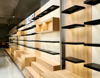 Système d'affichage de vêtements en métal sur mesure, robuste et minimaliste moderne pour boutique |   Solution d'aménagement intérieur complète et écologique pour la vente au détail