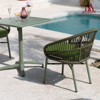 Ensemble de meubles de patio avec chaises en corde pour l'extérieur, idéal pour les cours, restaurants, cafés, bistrots et jardins.