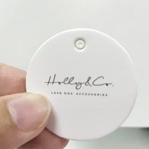 Oem Custom Hang Tags Milieuvriendelijke Merklogo Speciale Papier Karton Swing Tags Voor Kleding Aangepaste Naam Kleding Tags