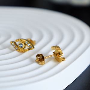 ต่างหูสแตนเลสกันน้ำ ชุบทอง 18k ต่างหูแบบติดเพชรทรงตา สำหรับผู้หญิง วัยรุ่น และเด็กสาว - Product Image 4