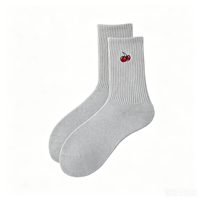 Chaussettes montantes côtelées brodées de fruits OEM OEKO-TEX pour femmes, couleur unie, broderie de fruits mignonne, chaussettes décontractées, cadeau, vente en gros