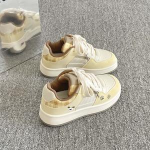 Zapatillas Casuales Estilo Coreano 2026 para Mujer, Zapatos Blancos de Suela Gruesa de Fábrica, Zapatos de Plataforma Combinables con Todo - Product Image 1