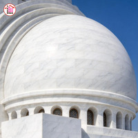 La Grande Mosquée du Cheikh Zayed à Abu Dhabi, Émirats arabes unis, grand bâtiment religieux, revêtement en marbre blanc, arche sculptée, incrustation de marbre