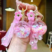 Porte-clés en acrylique rose mignon, style dessin animé, avec pendentif fraise, effet sable mouvant, idéal pour les petites attentions, les salles de jeux et les lieux de divertissement