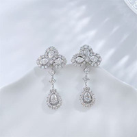 Boucles d'oreilles pendantes en or blanc 18 carats avec diamants de laboratoire en forme de trèfle à quatre feuilles, boucles d'oreilles fines et élégantes