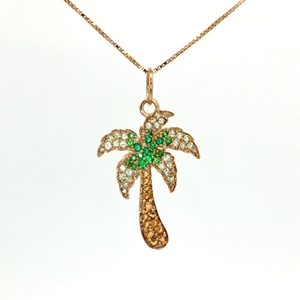 Pendentif palmier multi-saphirs en or jaune 18 carats. Ce pendentif palmier tropical est expertement fabriqué en or jaune 18 carats. - Product Image 2