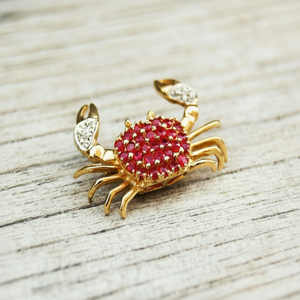 Un pendentif crabe sincère avec un design plaqué or de couleur rouge, beau pendentif pour hommes et femmes - Product Image 1