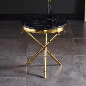 <span class=keywords><strong>Table</strong></span> basse <span class=keywords><strong>ronde</strong></span> moderne avec base en piédestal noir ou en <span class=keywords><strong>laiton</strong></span>, plateau en marbre blanc/arrière, personnalisable avec anneau en <span class=keywords><strong>laiton</strong></span> - Product Image 5