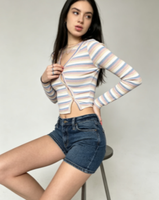 Haut court en maille côtelée rayée style Y2K rétro pour femme, asymétrique avec fente boutonnée sur le devant, manches longues, coupe ajustée, t-shirt court ajouré