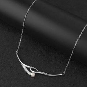 Collar con Colgante de Perlas y Diamantes en Acero Inoxidable, Estilo Moderno: Joyería Única de Acero Titanio para Mujer - Product Image 6