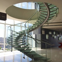 Escalier hélicoïdal minimaliste sur mesure Tanlong en métal, marches foncées, cadre en acier blanc, balustrade en verre sans cadre, pour usage commercial et résidentiel