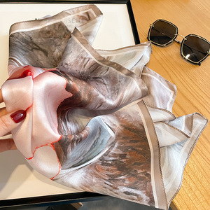 وشاح حريري صغير مربع الشكل للنساء 21 "مطبوع مربع صغير بسعر الجملة - Product Image 3