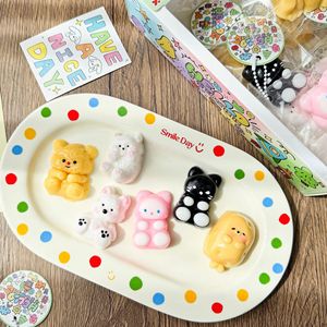 Lot de 24 jouets anti-stress en plastique en gros, pendentifs colorés pour jeunes (7-14 ans) - Product Image 1
