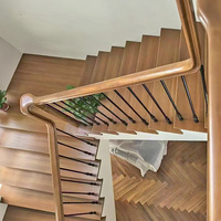 Composants d'escalier en arc en bois massif de teck personnalisés OEM ODM pour villa et hôtel - Écologique