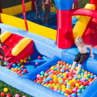 Nuevos juguetes inflables para niños al aire libre multicolor Songfa, Tobogán grande, trampolín travieso con castillo duradero