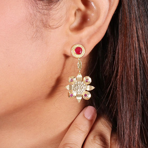Boucles d'oreilles en laiton plaqué or avec fleur en rubis, petites boucles d'oreilles minimalistes pour usage quotidien avec pierre précieuse rose, bijoux classiques pour femmes pour les fêtes - Product Image 3