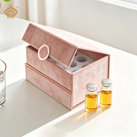 Boîte cadeau en velours de luxe, boîte à rabat, plaque logo métallique personnalisée, insert en mousse, finition de surface et accessoires
