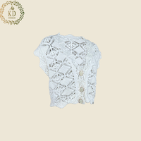 Fabricant de pulls KD, personnalisation OEM ODM, boutons sur le devant, bord festonné, motif argyle, point Elle, pull en tricot crocheté