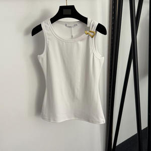 เสื้อกล้ามคอวีทรงเข้ารูป ดีไซน์รูปแบบใหม่ ประดับโลหะรูปทรงกุญแจ  สำหรับผู้หญิง  คอลเลคชั่นใหม่ ซัมเมอร์ 2026  ปรับแต่งได้ - Product Image 1