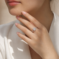 Bague de fiançailles en moissanite pour femme, en argent sterling 925, taille émeraude, avec accent latéral pavé torsadé et quatre griffes