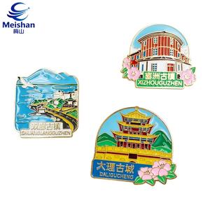 Insignia Coleccionable de Metal Grabado con la Imagen del <span class=keywords><strong>Pico</strong></span> Nevado de Cangshan, Montaña Dali, Meishan, con Diseño de Nubes Blancas y Camino, Acabado Mate - Product Image 1