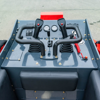 Chargeuse compacte 1000 avec moteur trois cylindres, pompe à piston, nombreux accessoires et godet à nivellement automatique