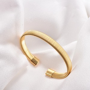 กำไลข้อมือแบบเปิดปรับได้ ตาข่ายถัก สแตนเลสชุบทอง/เงิน ดีไซน์มินิมอลลายก้างปลา ของขวัญเครื่องประดับ - Product Image 6