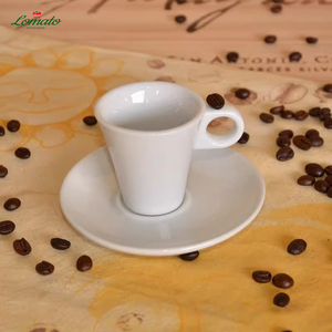 ชุดแก้วกาแฟเซรามิกสีขาวสั่งทำพิเศษ ดีไซน์หรูหรา พร้อมจานรอง คุณภาพสูง เหมาะสำหรับของชำร่วยงานแต่งงาน ร้านกาแฟ โรงแรม ขายส่งภาชนะบนโต๊ะอาหาร - Product Image 1