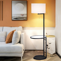Lampadaire de style européen moderne et minimaliste en tissu avec structure en fer pour salon, bureau, chambre à coucher, design vertical, lampe de table basse