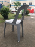 Chaises en plastique PP modernes et confortables avec dossier, certifiées ISO 9001, pour salle à manger, cafétéria et jardin (vente en gros)
