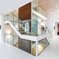 Escalier intérieur à balustrade en verre double face avec poutre blanche