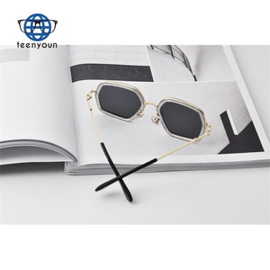 Teenyoun Fashion Cool Baby oversize Brand Designer Multi-Color Gradient Lens Eyewear Cute Girls Boys <span class=keywords><strong>occhiali</strong></span> <span class=keywords><strong>da</strong></span> <span class=keywords><strong>sole</strong></span> <span class=keywords><strong>occhiali</strong></span> <span class=keywords><strong>da</strong></span> <span class=keywords><strong>sole</strong></span> per bambini - Product Image 5