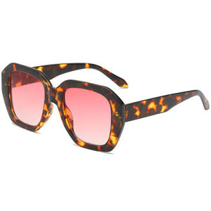 Gafas de Sol de Moda 2021 para Hombre y Mujer, Montura Grande Cuadrada de Plástico, Lentes de Sol Irregulares con Protección UV400 - Product Image 4