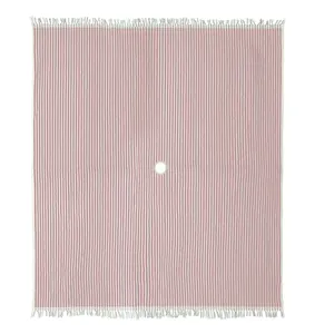 Roze En Wit Gestreepte Omzoomd Handdoek Deken, Een Toevallige Deken Onder Een Strand Paraplu, met Gaten In Het Midden,