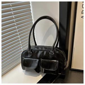 Bolsos cruzados de lujo estilo inglés para mujer con cierre de cremallera y decoración de cadenas, material PU, tendencia de moda - Product Image 2