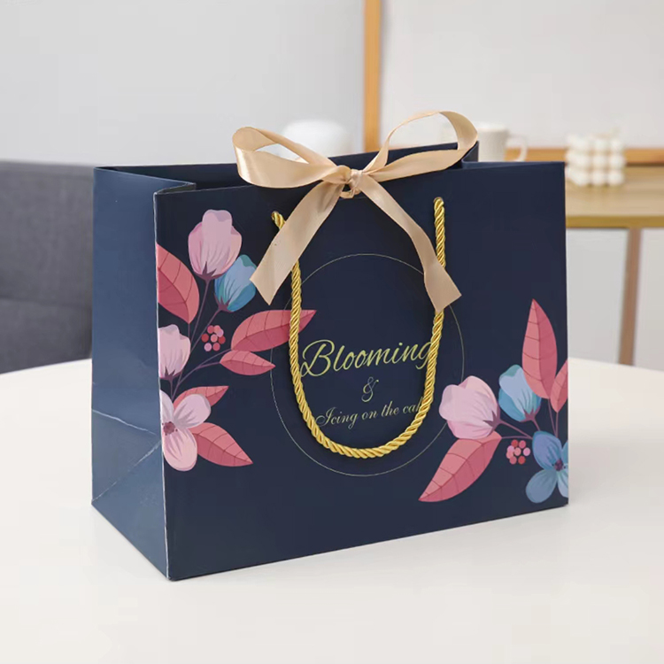 Factory Wholesale Design Your Printing Logo Size Style Storage Snack Festive Beautiful Christmas Gift Bags