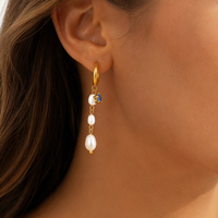 Boucles d'oreilles pendantes Huggie Hoop en acier inoxydable 316 plaqué or, double couche, perles d'eau douce graduées, verre coloré et zircon, avec pompon