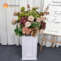 Centre de table en fleurs artificielles aux tons terreux brun et vert pour réception de mariage