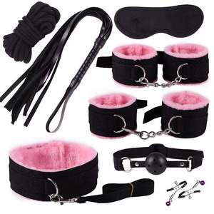 Ensemble de 8 pièces sexy en peluche rose pour couples : menottes moelleuses, bandeau pour les yeux, collier, fouet, bâillon à boule – Accessoire exotique pour chambre à coucher - Product Image 1