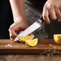 Couteau Santoku en acier inoxydable martelé à la main, lame de 7 pouces, manche ergonomique en bois, ambidextre, compatible lave-vaisselle, pour cuisine aiguisée