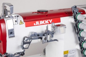 จักรเย็บผ้าอุตสาหกรรมแบบอินเตอร์ล็อค JUKKY JK-500-01D รุ่นใหม่ แบบเตียงราบ ขับเคลื่อนโดยตรง เหมาะสำหรับเย็บเสื้อสเวตเชิ้ต ชุดชั้นใน เสื้อชั้นใน ประสิทธิภาพสูง - Product Image 3