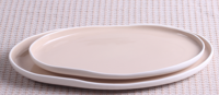 Service de vaisselle de design français, inspiré du blanc, avec l'extérieur blanc et l'intérieur gris, plats principaux disponibles à prix de gros