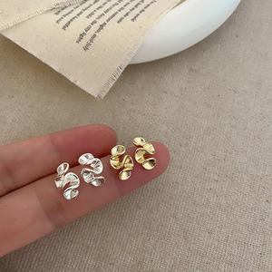 Pendientes de Flores Crema con Pliegues Mini Elegantes y Modernos, Pendientes de Moda de Lujo Ligero y Versátiles - Product Image 2