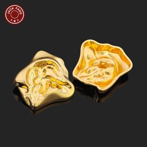 Botones de Metal con Forma Irregular Personalizados de Button Factory, Botones Elegantes Dorados con Logotipo Grabado para Accesorios de Ropa - Product Image 5