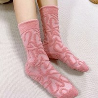 Chaussettes en tissu éponge à motif cœur en relief 3D, chaussettes d'hiver épaisses et chaudes mi-mollet, chaussettes douces et confortables pour la maison, le sommeil, le quotidien et les occasions décontractées