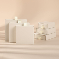 Boîte à bijoux personnalisée en blanc nacré, emballage de luxe pour accessoires, pour bagues, colliers, bracelets